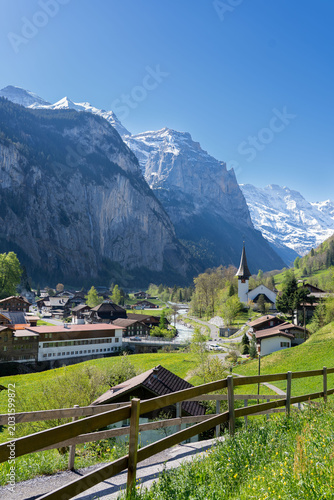 Foto Amazing view of the picturesque alpine town of Lauterbrunnen, Switzerland