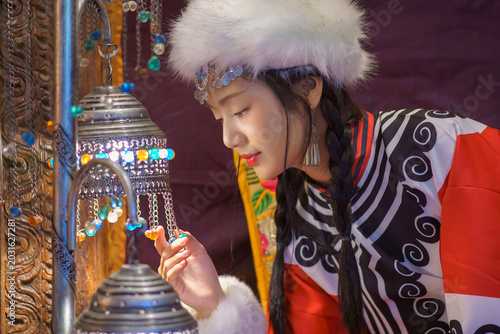 Foto Beautiful Asian Woman in Traditional Tibetan Inspired Costume Fashion Portrait Indoors