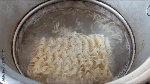 tutorial for cooking original boiled instant noodles, boil water in a pan until boiling, put the noodles in the pan