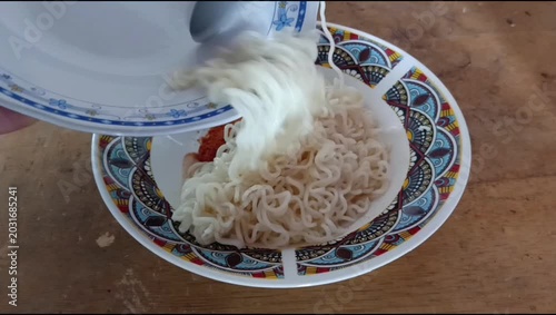 tutorial for cooking original boiled instant noodles, mix the boiled noodles with instant seasoning on a plate