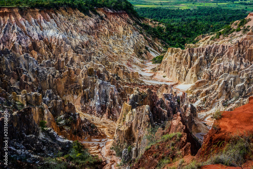 Фотография Cirque Rouge rock formations near Mahajanga overlook the surrounding valley