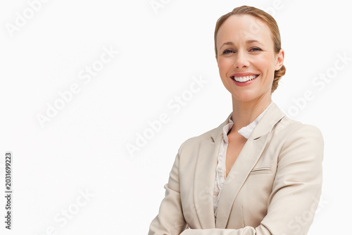 Foto Female exec standing arms crossed, smiling in studio, wearing beige blazer white