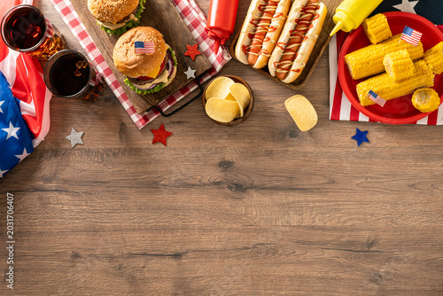 Φωτογραφία Fourth of July barbecue food background with burgers hot dogs and copy space