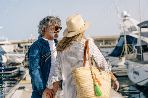 Fotografía Happy senior couple enjoying summer vacation in luxury marina mature couple enjo