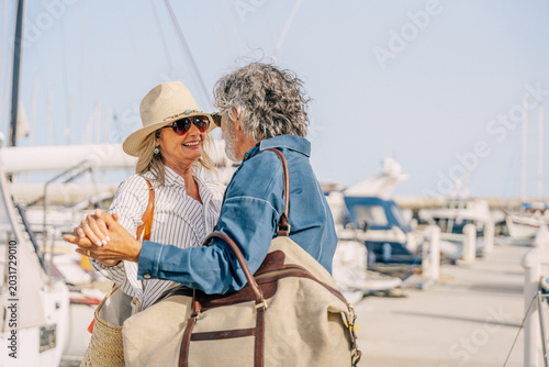 Fotografia Happy senior couple enjoying summer vacation in luxury marina senior couple enjo