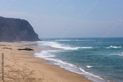 Εκτύπωση καμβά Sandy beach with ocean waves breaking on shore