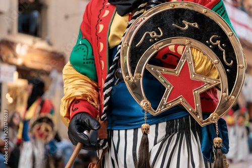 Tableau sur toile Primer plano del traje de la fiesta de moros y cristianos con escudo ornamental