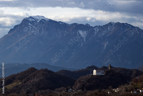 Photos Paesaggio montano con la chiesa di Vigna