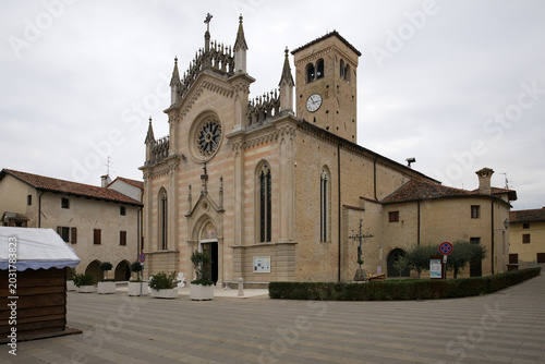 Картината върху платно Un antico borgo medievale sorto all'ombra di un'autentica macchina del tempo, sotto forma di un maestoso castello