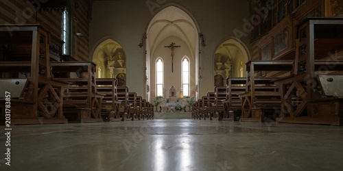 Fotografi Un antico borgo medievale sorto all'ombra di un'autentica macchina del tempo, sotto forma di un maestoso castello