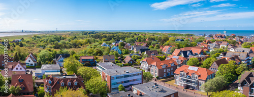 Bild auf Leinwand Panoramablick auf die Insel Wangerooge mit dem Inseldorf