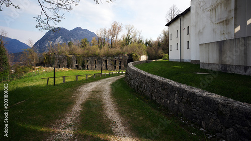 Bild auf Leinwand Il Forte di Osoppo è un vasto e interessante museo a cielo aperto e complesso archeologico