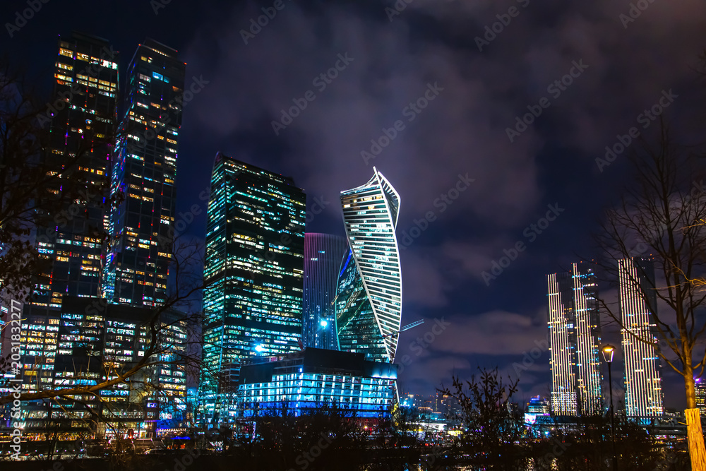 Obraz premium High-rise buildings of the Moscow City business center on the banks of the Moskva River.