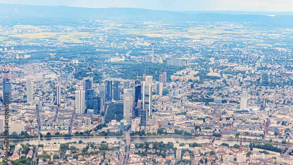Obraz premium View of a city skyline with buildings, river, and landscape from above during the day