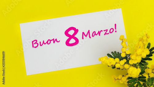 Foto Celebration of International Women's Day with a bright sign and flowers on a yel