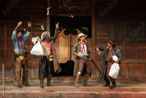 Canvastavla Wild west showdown actors perform in authentic cowboy costumes western town thea