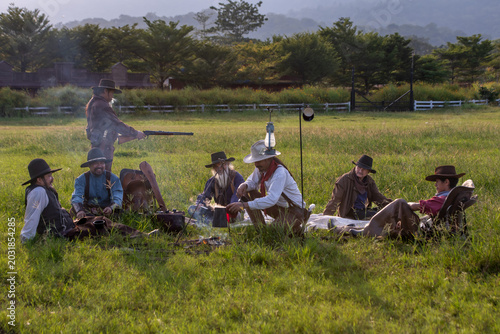 Foto Western standoff between outlaws open field cinematic scene daylight dramatic te