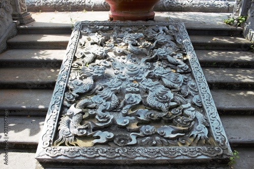 Foto Decorative stone carving detail at Vinh Nghiem Pagoda Ho Chi Minh City Vietnam o