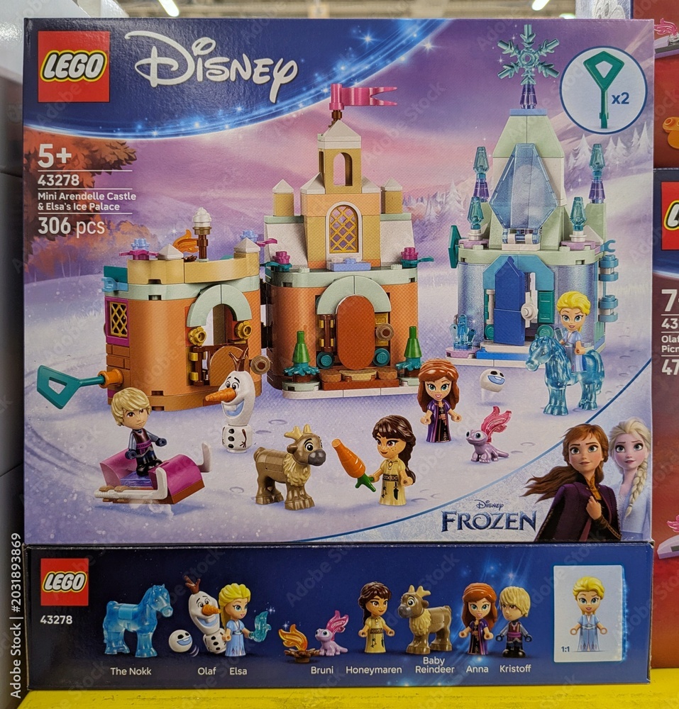 Obraz premium Caja Lego Disney Frozen con mini Castillo de Arendelle y Palacio de Hielo de Elsa, en una tienda Carrefour, Madrid, España, 4 de abril de 2026