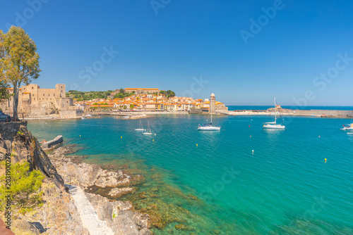 la ville de Collioure au bord de la mer Méditerranée dans les Pyrénées-Orientales