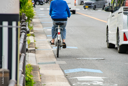 Tableau sur toile 自転車ナビラインを走る自転車と横を追い越す自動車