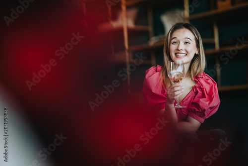 Foto Two teenage friends laugh as one holds a wine glass and smiles broadly