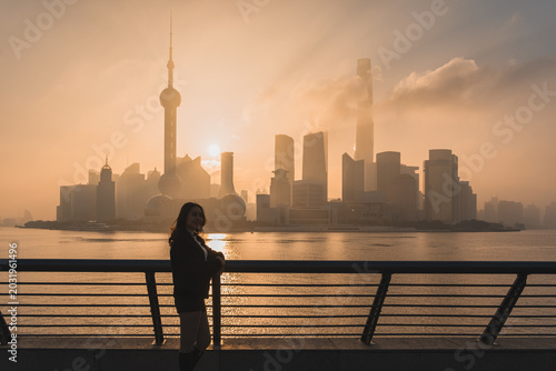 Cuadro en lienzo Female tourist admiring Oriental Pearl Tower and Shanghai financial skyscraper i