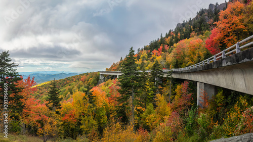 Fotografie Fall morning at the Linn Cove Viaduct - Blue Ridge Parkway