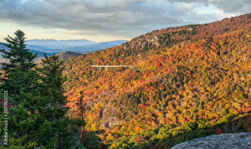 Obraz na plátně Autumn morning view of Linn Cove Viaduct taken from Rough Ridge on the Blue Ridg