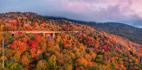 Valokuva Autumn sunrise on the Blue Ridge Parkway at Grandfather Mountain and the Linn Co