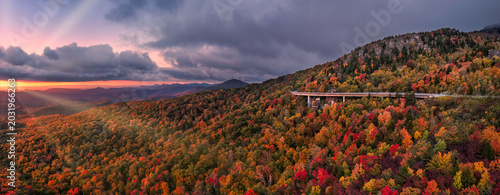 Vászonkép Autumn sunrise on the Blue Ridge Parkway at Grandfather Mountain and the Linn Co