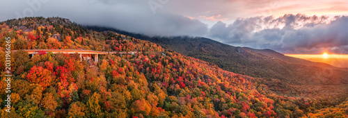 Fotografie Autumn sunrise on the Blue Ridge Parkway at Grandfather Mountain and the Linn Co