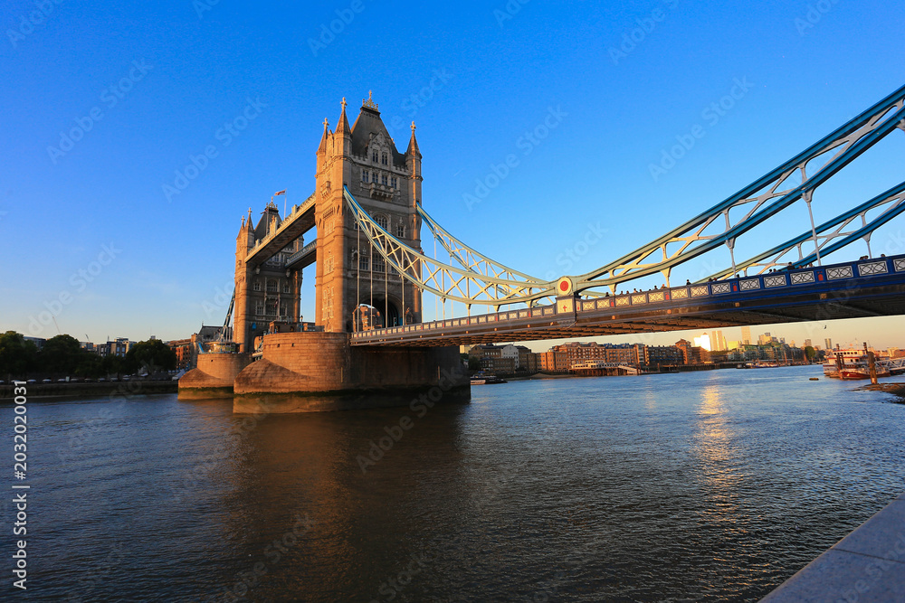 Fototapeta premium Iconic Tower Bridge Architecture Over River Thames Under Clear Blue Sky in London