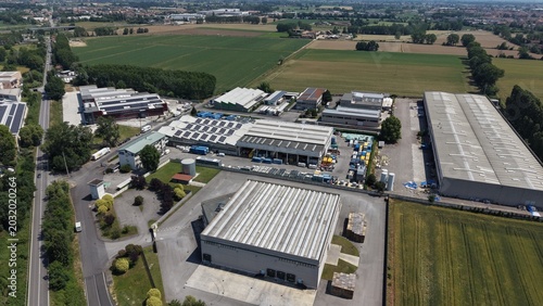 Fotografie Industrial Complex Aerial View: An expansive aerial view showcases a sprawling industrial complex featuring multiple warehouses, factories