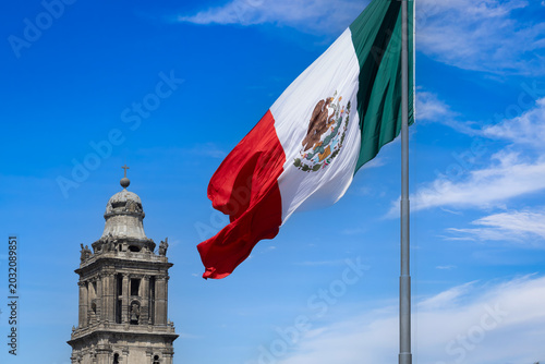 Quadro su tela The national flag of Mexico waving on a flagpole at Constitution Square next to