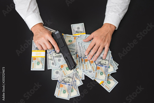 Foto Gun with money