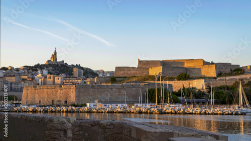 Le Fort Saint-Nicolas et le Cathédrale Notre Dame de La Garde à Marseille