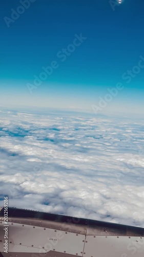 Paisagem vista da janela do avião com céu e nuvens
| Landscape seen from an airplane window with sky and clouds