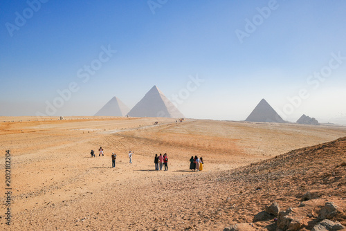 Schilderij op canvas Giza, Egypt - 25 Jan 2026: Tourists view the pyramids of Cheops and Chephren, UN