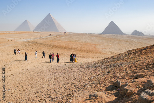 Tableau sur toile Giza, Egypt - 25 Jan 2026: Tourists view the pyramids of Cheops and Chephren, UN