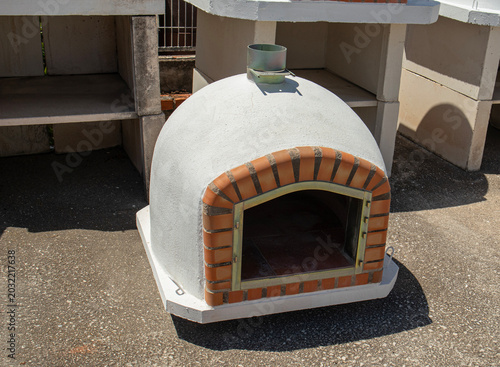 Schilderij op canvas Outdoor dome pizza oven made of refractory clay and concrete with brick arch ent
