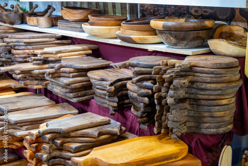 Fotografía Wooden cutting boards from natural wood in the market