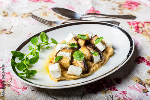 ricetta light di melanzane con feta e crema di ceci