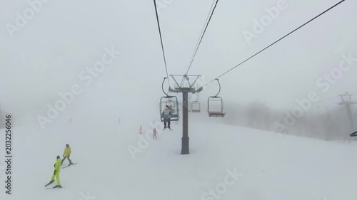 スキー場のリフト　霧の中を進むリフトムービー素材