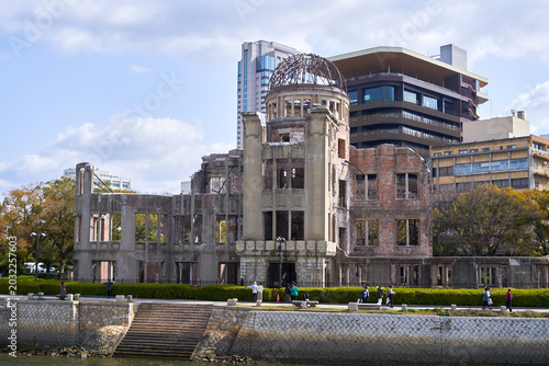 Foto The Hiroshima Peace Memorial, commonly known as the Atomic Bomb Dome or Genbaku Dome, stands on the banks of the Motoyasu River in Hiroshima, Japan