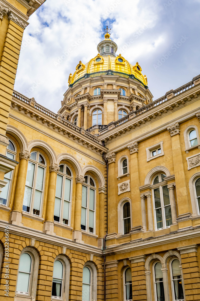Fototapeta premium Iowa State Capitol Close Up in Spring