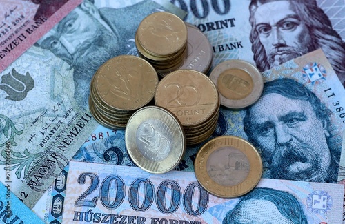 Foto Hungarian forint money banknotes and coins on table