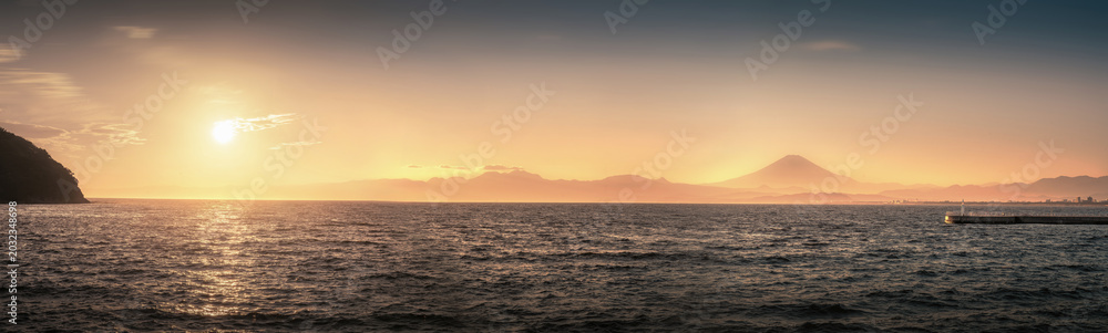 Fototapeta premium Sunset over Mt. Fuji from Enoshima, Fujisawa City