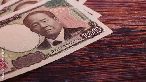 左側へスライドインして静止する日本円のキャッシュ