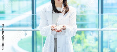 薬を持ち悩む女性医師